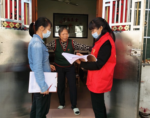 圖4為紀(jì)檢監(jiān)察女干部春節(jié)前后到都城鎮(zhèn)城南社區(qū)，開展疫情防控排查登記工作。1.jpg