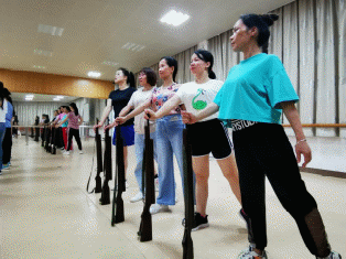 53期）郁南：打造紅色經(jīng)典文化精品，推進(jìn)革命歷史舞臺劇《桂河之春》排演工作_4