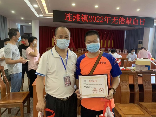 縣衛(wèi)健局工作人員為榮獲銅獎無償獻(xiàn)血者發(fā)放榮譽(yù)證書.jpg