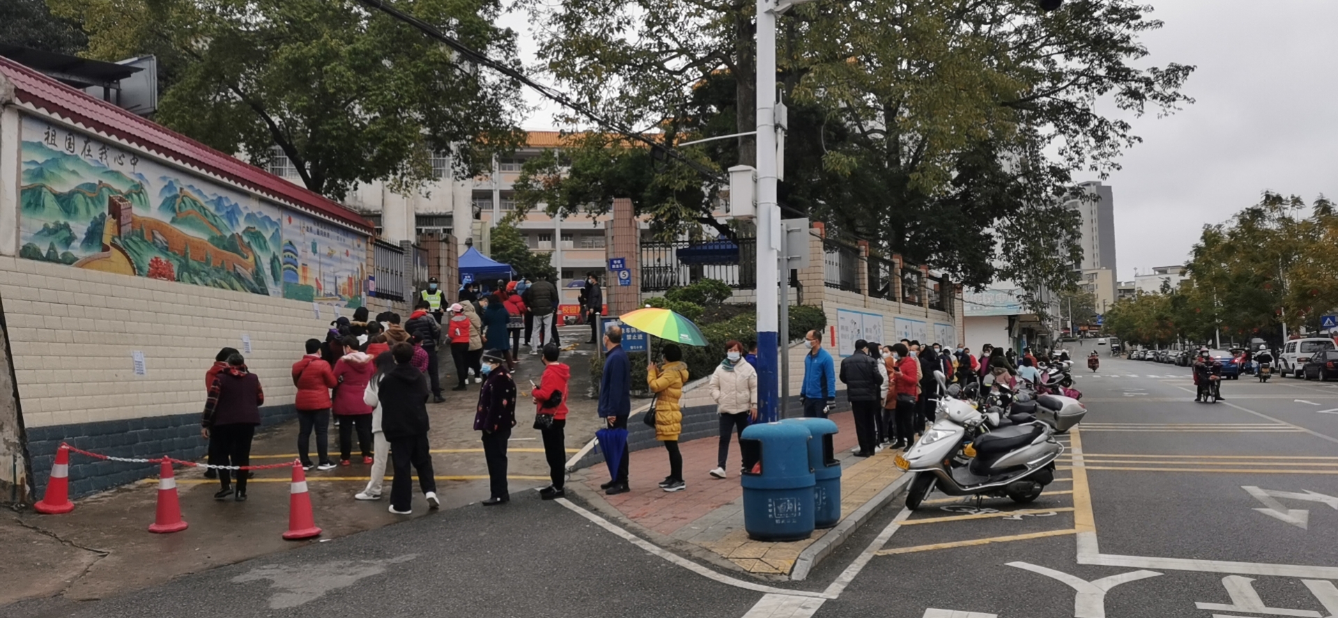 2022年2月8日【我為群眾辦實(shí)事實(shí)踐活動(dòng)】2022年郁南縣發(fā)改局協(xié)助開展大規(guī)模核酸檢測(cè)工作 活動(dòng)地點(diǎn):郁南縣都城鎮(zhèn)四一八小學(xué)1.jpg