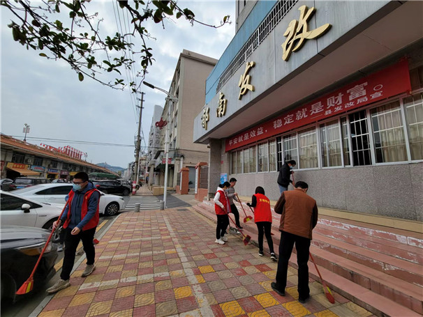 2022年1月21日縣發(fā)改局開展愛國衛(wèi)生清潔大行動 活動地點:縣發(fā)改局辦公樓前面責任路段 2.jpg