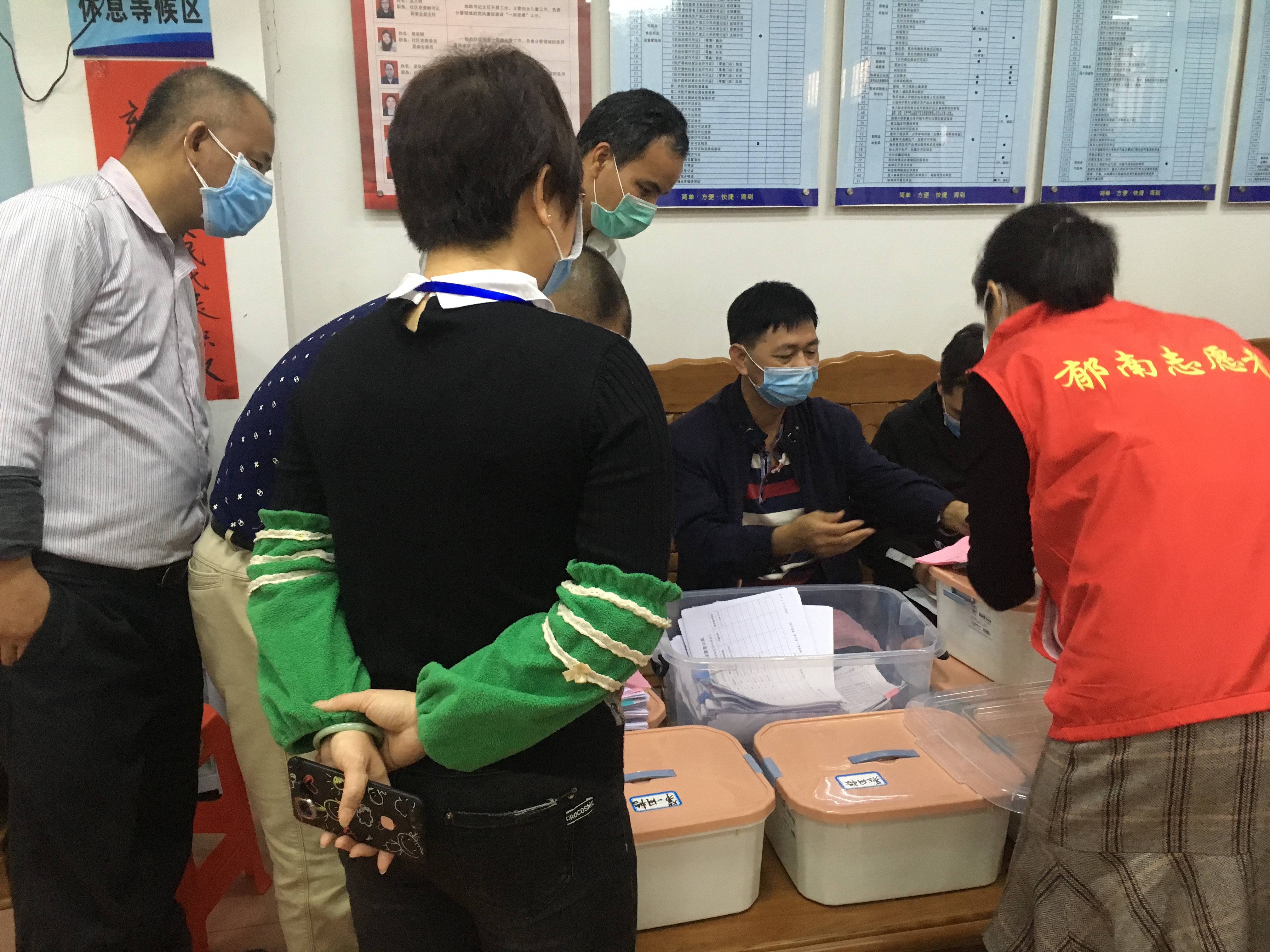 市防疫督導組蒞臨城南社區(qū)開展網(wǎng)格登記檢查，充分肯定了該社區(qū)網(wǎng)格登記工作認真細致，底數(shù)清、情況明，措施實，效果好.jpg