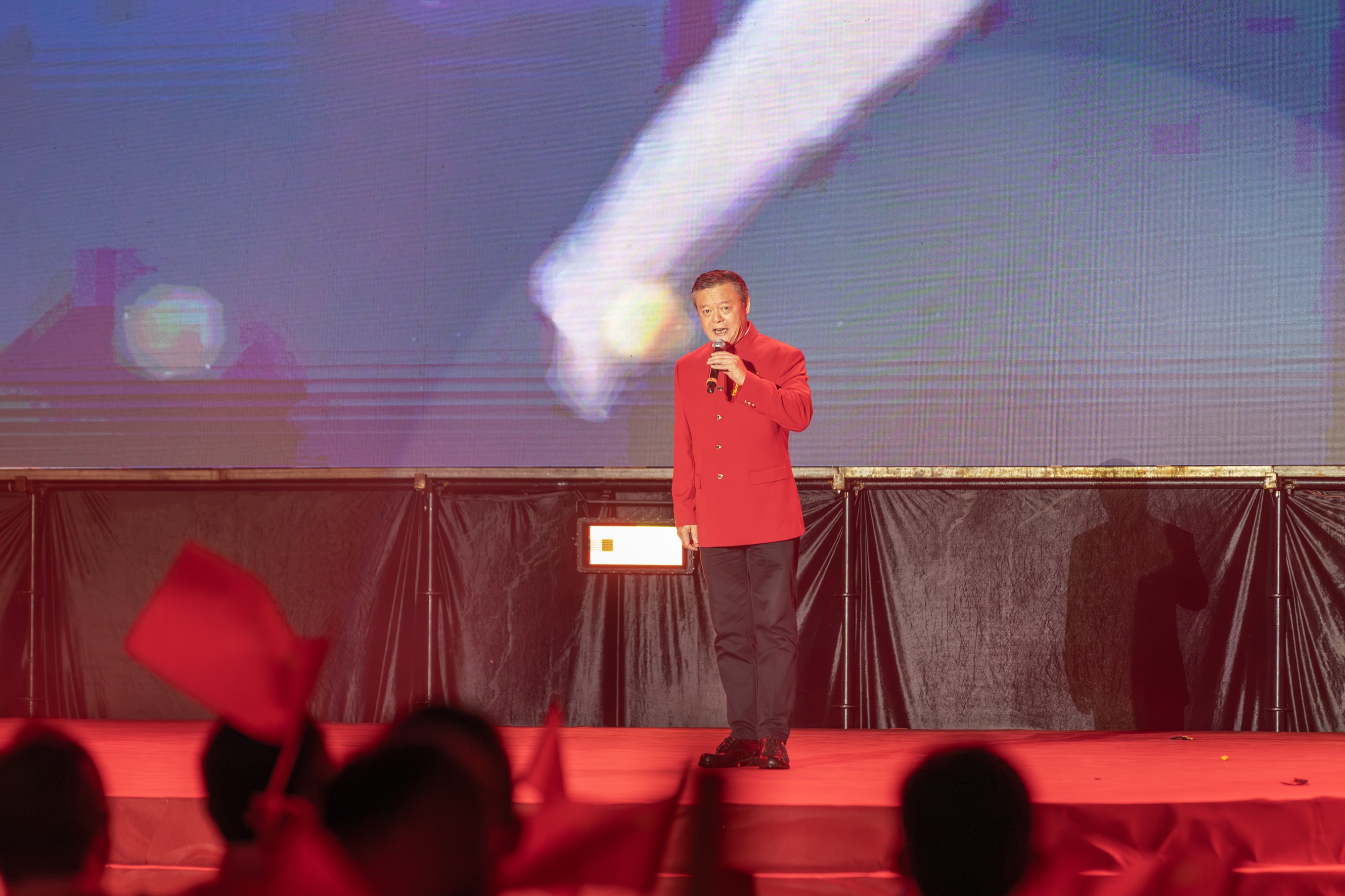 國(guó)家一級(jí)演員、男高音歌唱家周琦深情演唱《把一切獻(xiàn)給黨》。（攝影：杜海洪）.jpg
