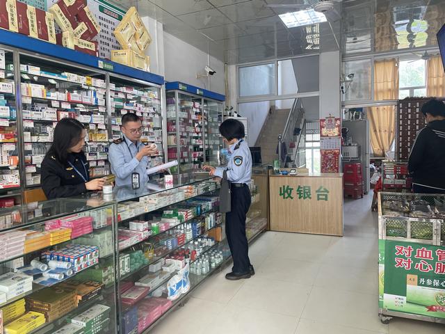 12.30郁南縣市場監(jiān)管局開展元旦期間市場監(jiān)管領域安全檢查1.jpg