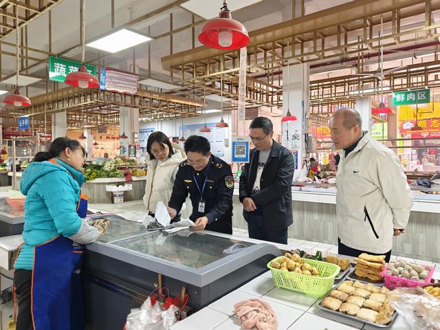 12.30郁南縣市場監(jiān)管局開展元旦期間市場監(jiān)管領域安全檢查2.jpg