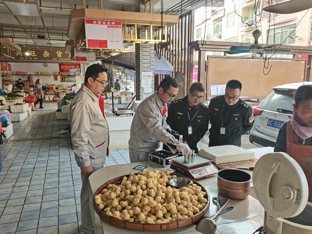 12.30郁南縣市場監(jiān)管局開展元旦期間市場監(jiān)管領域安全檢查3.jpg