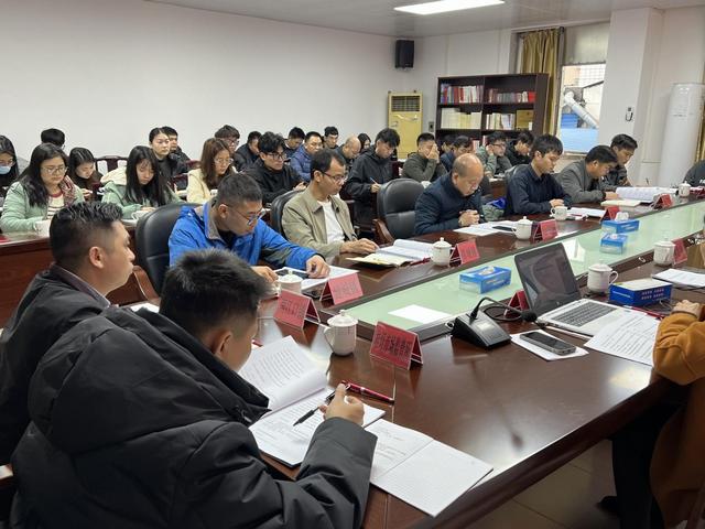 3.5郁南縣市場監(jiān)管局召開2025年度市場監(jiān)管綜合執(zhí)法工作會議暨舉辦市場監(jiān)管綜合行政執(zhí)法培訓班照片1.jpg