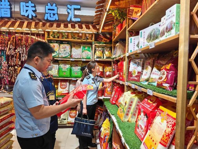 5.30，郁南縣市場監(jiān)督管理局開展2025年專業(yè)市場等重點領(lǐng)域知識產(chǎn)權(quán)保護(hù)專項行動照片1.jpg