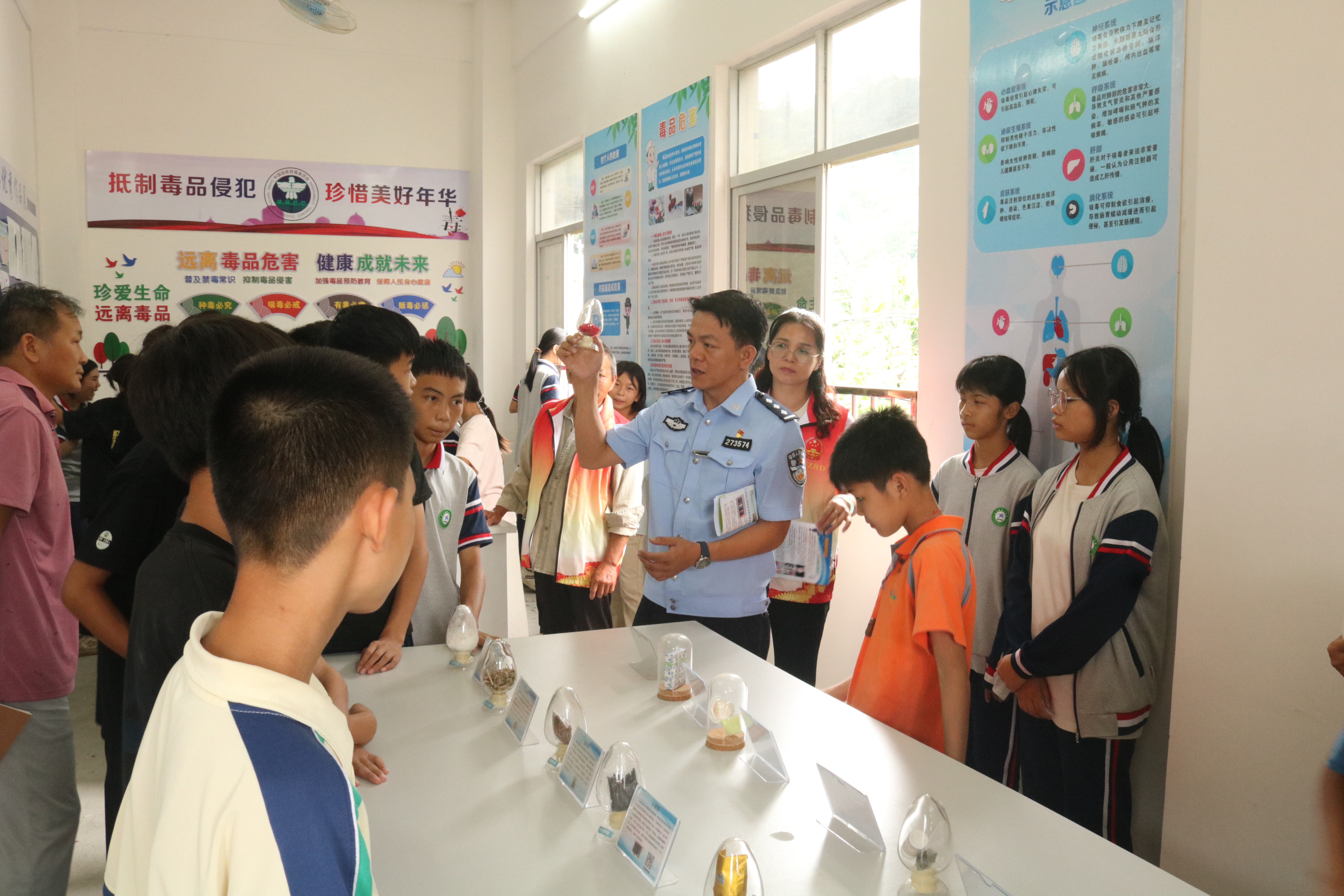 （建議此圖作封面）20250626 鎮(zhèn)派出所主要負(fù)責(zé)同志向?qū)W生講解毒品的危害.jpg