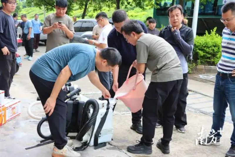 新興、云城、云安三個(gè)縣區(qū)組織力量前往郁南，支援防滅蚊行動(dòng)。   張健珍 攝