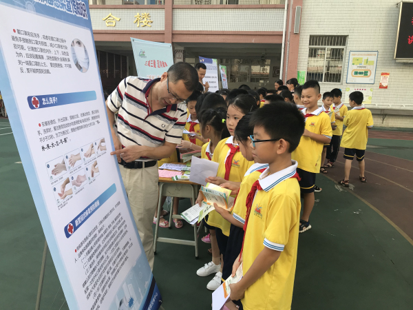 縣疾控中心專家到都城鎮(zhèn)中心校向學生講解防控新冠肺炎病毒宣傳知識.jpg