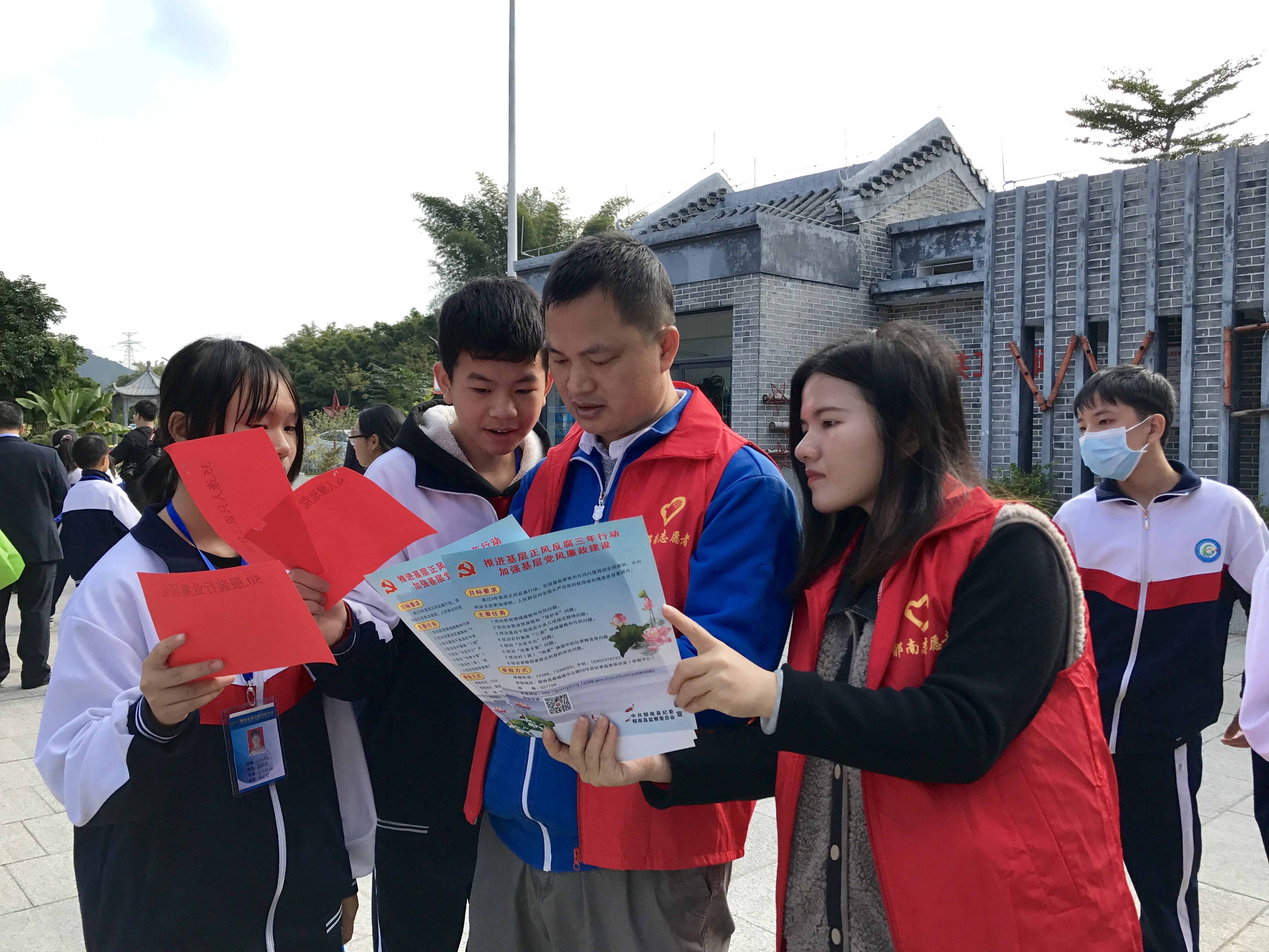 【南粵紀(jì)檢人 鏡頭】云浮市郁南縣紀(jì)委監(jiān)委：將憲法宣傳結(jié)合反腐倡廉宣傳 為中學(xué)生上生動(dòng)的“廉潔課”3.jpg