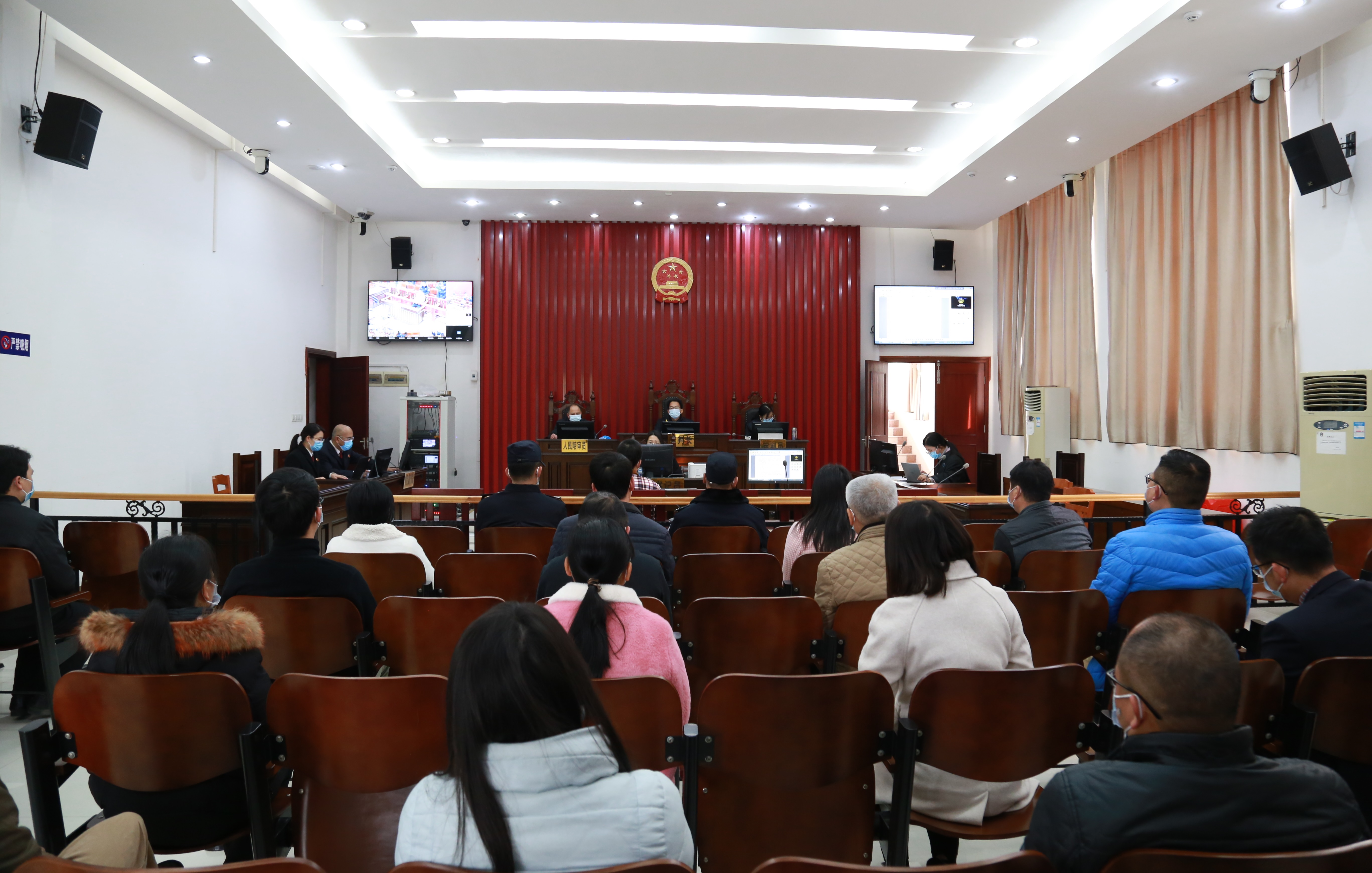 云浮市郁南縣紀(jì)委監(jiān)委：組織財(cái)務(wù)人員旁聽庭審 加強(qiáng)重點(diǎn)崗位人員的警示教育.JPG